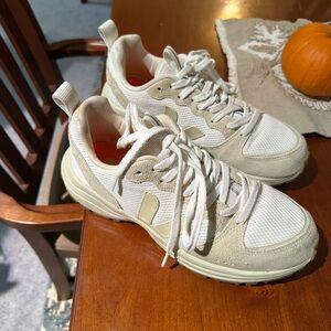 Women’s Veja Venturi Sneaker Size 10